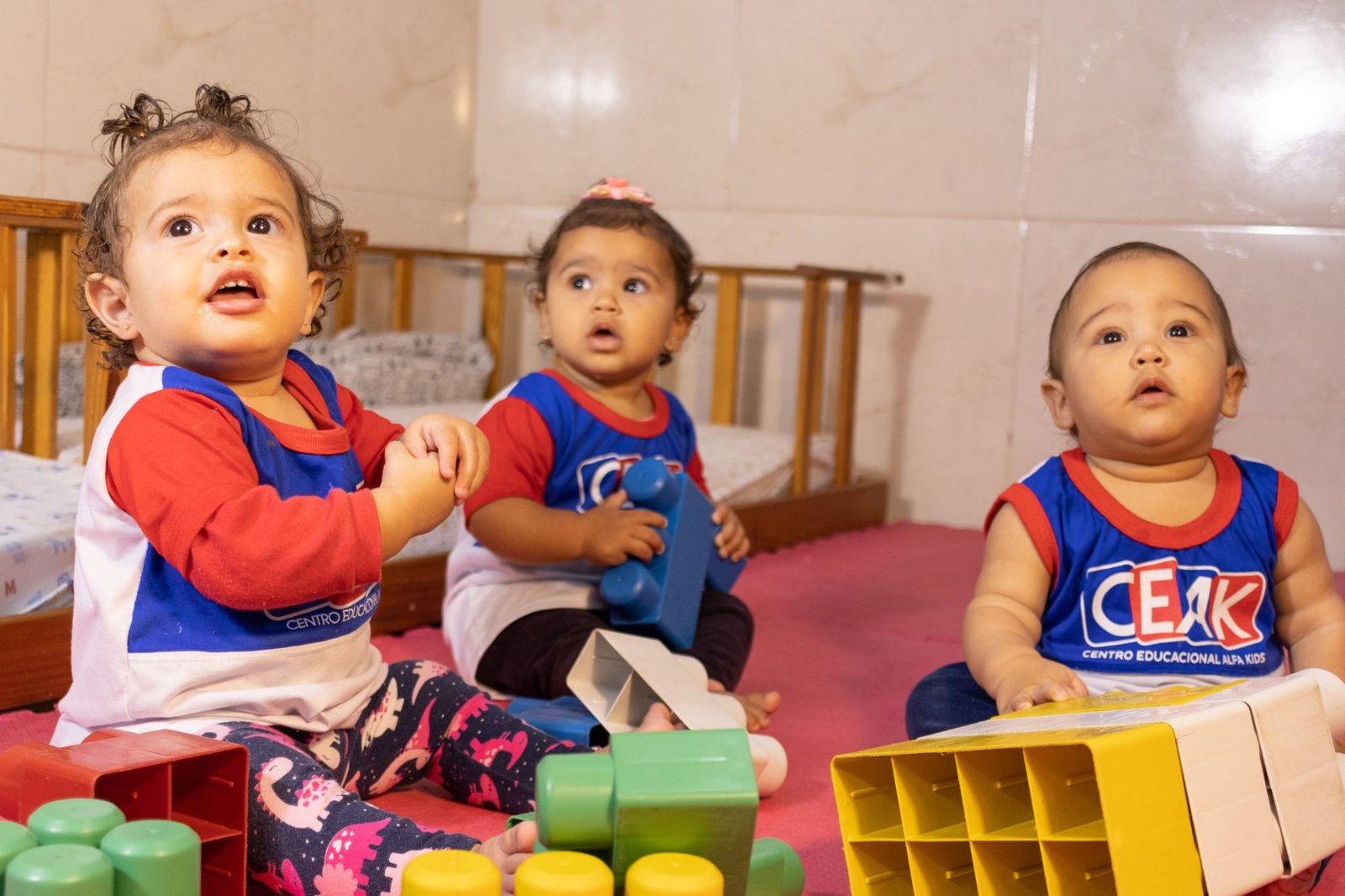 Crianças brincando com blocos na Educação Infantil
